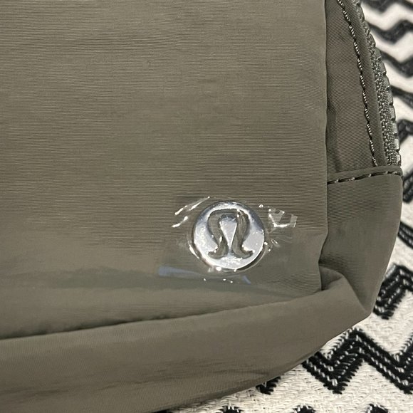 NWT Grey Sage lululemon Everywhere Belt Bag - Picture 6 of 10